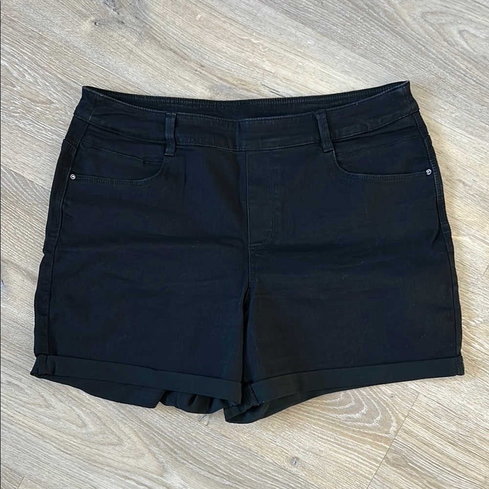 Time and Tru Black Bermudas with Fitted Silhouette